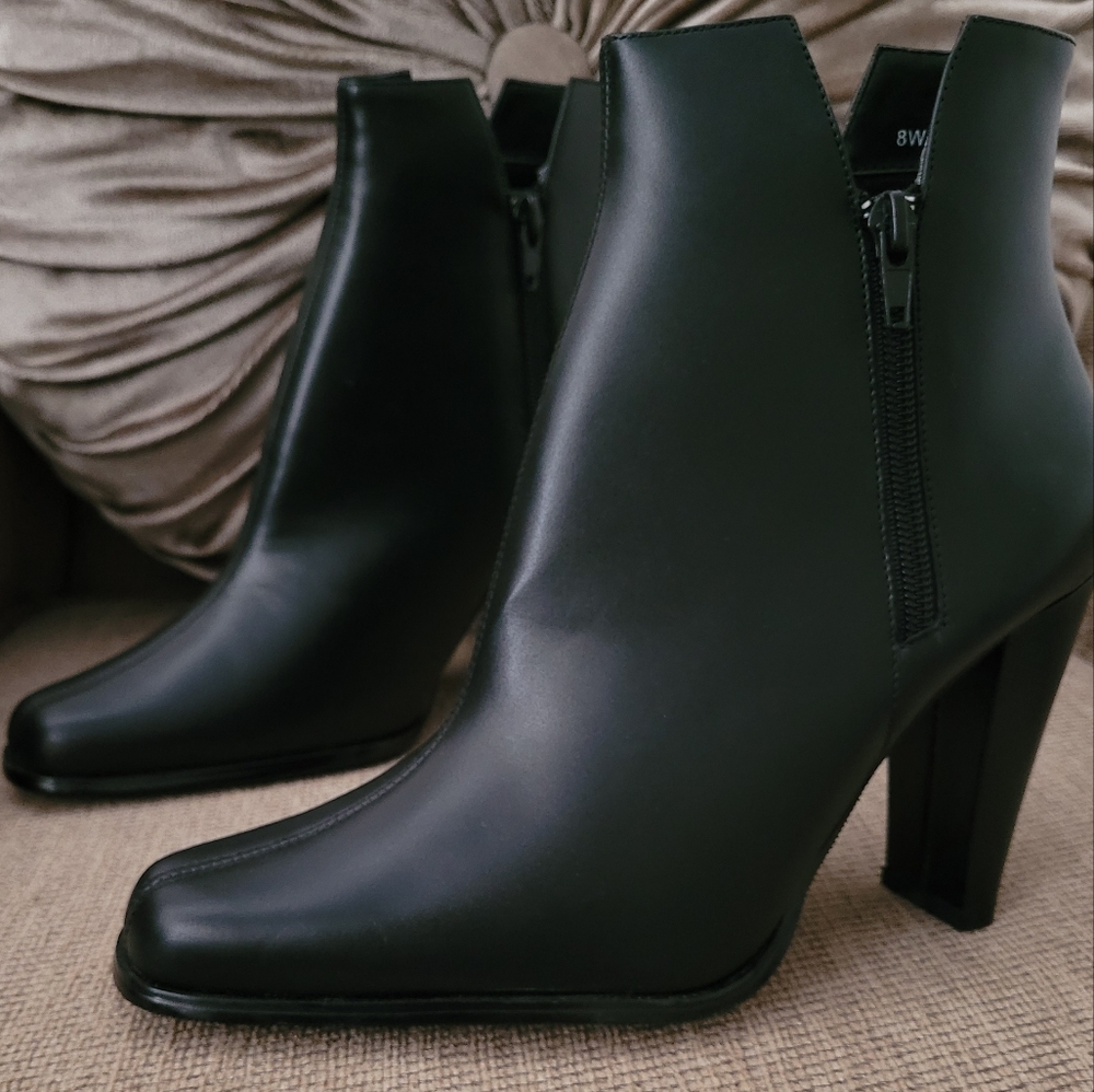 NEWPORT NEWS BLACK GENUINE LEATHER BOOTIES